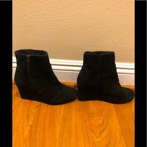 Tom’s Wedge Suede booties in Black 8.5 M